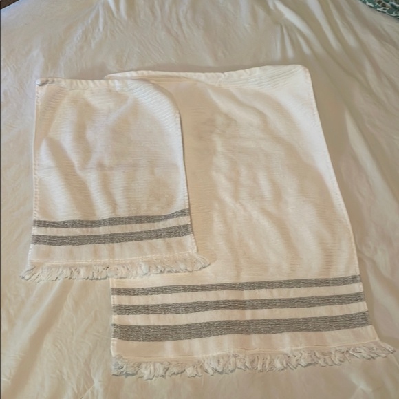 Hotel Balfour White and Gray Fringed Hand & Finger Tip towels. Brand new - Picture 1 of 4